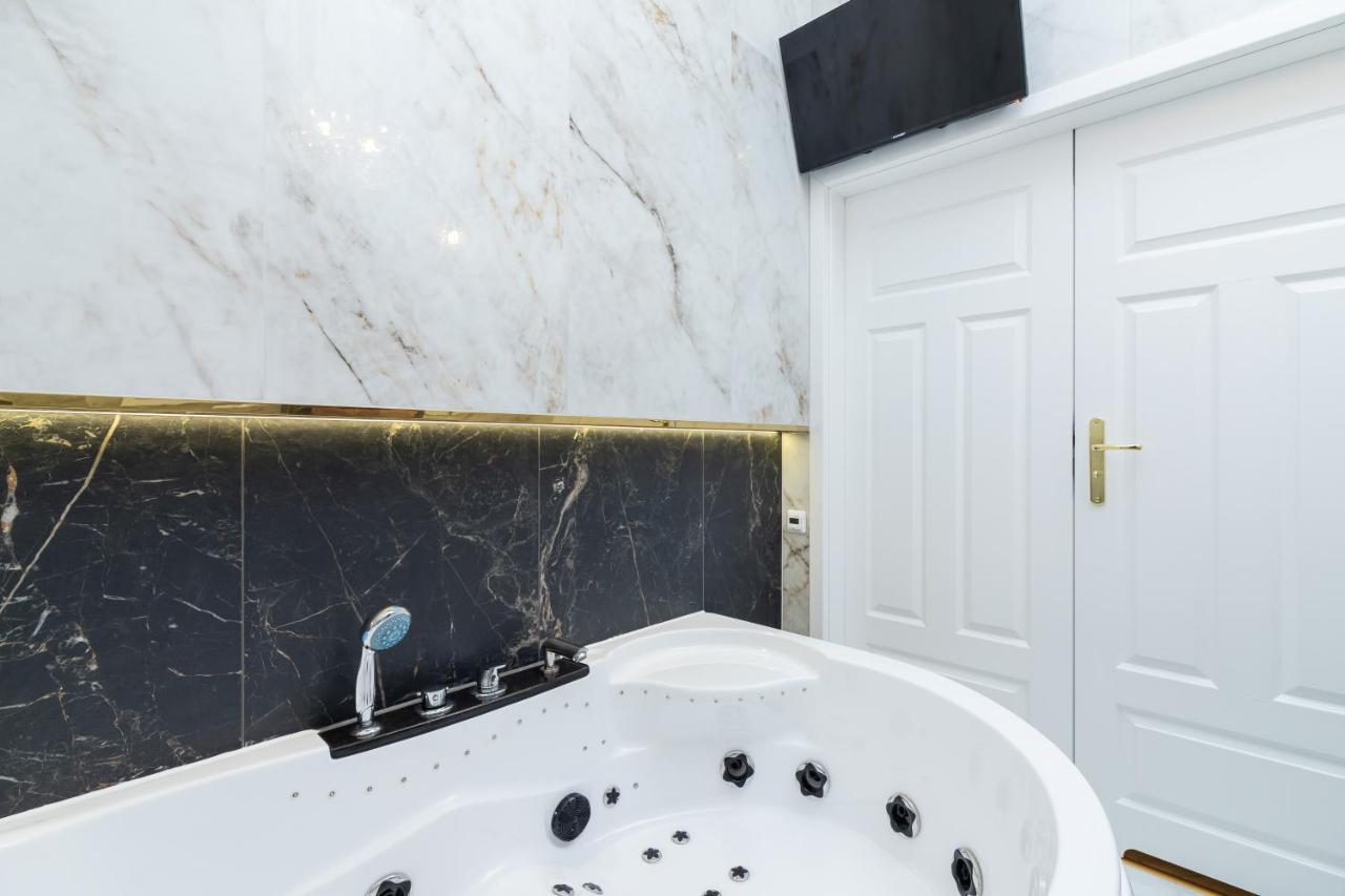 Kazimierz Studio With Jacuzzi By Renters Prestige Cracovie Extérieur photo